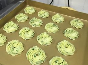 在烤盘上挤出花纹饼干，放入预热好的烤箱中层，175度，烘烤约15~18分钟，曲奇上色后即可。