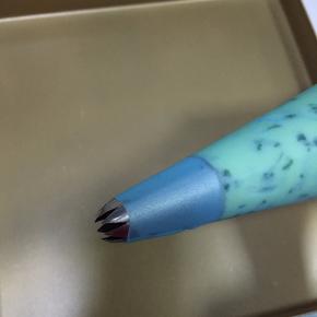 我用的是三能中号八齿的裱花嘴。