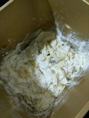 除黄油，盐外的所以材料放进面包机