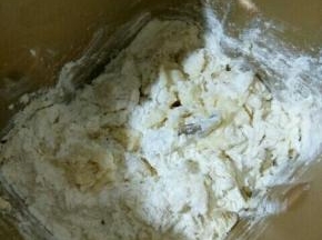 除黄油，盐外的所以材料放进面包机