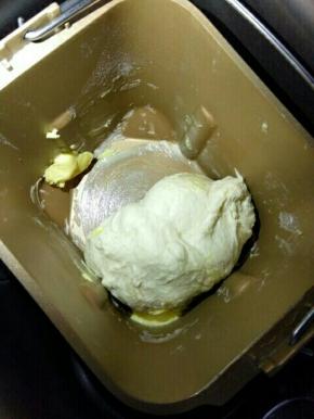 加入黄油，盐揉至光滑