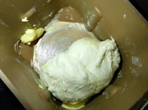 加入黄油，盐揉至光滑