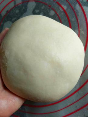 发酵好的面团放按板上进行醒发