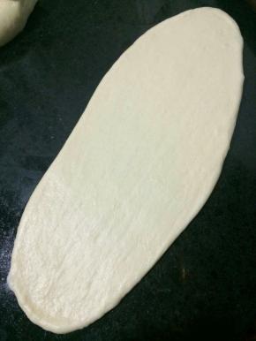 擀平面团，铺上培根，奶酪，卷成喜欢的样子！