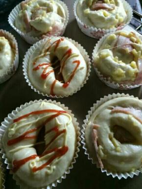 裱花袋分别装蕃茄酱，沙拉酱！在面团体上画纹路！