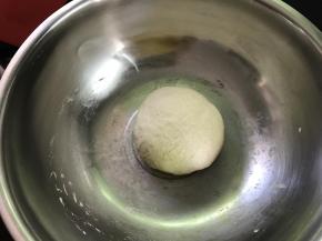 1、把饼底材料混匀后揉成光滑的面团后进行发酵。