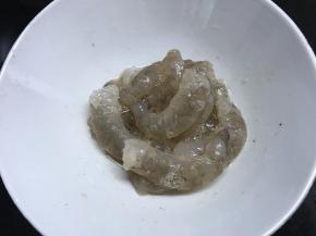 2、鲜虾去虾壳后用料酒和盐腌一下。