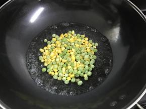 3、青豆和玉米粒焯水后沥干水份待用。胡萝卜擦丝。