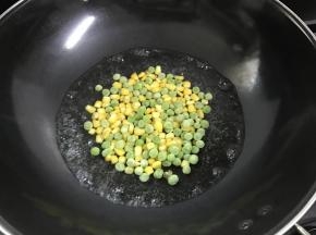3、青豆和玉米粒焯水后沥干水份待用。胡萝卜擦丝。