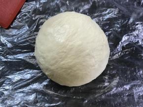 4、发酵好的面团排气后松驰15分钟。