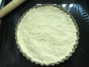 5、松驰好后擀成圆面片放入披萨盘。