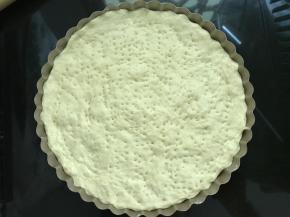 6、用叉子在饼皮上扎一些小孔。