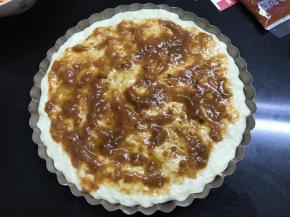 7、在饼皮上涂一层披萨酱。