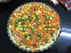 9、再把玉米粒、青豆和胡萝卜丝放上。