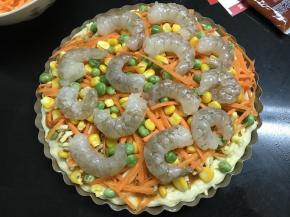 10、最后放上腌好的鲜虾。