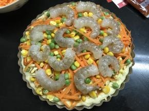 10、最后放上腌好的鲜虾。