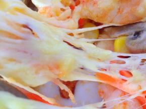 13、烘烤好后拿出烤箱，晾凉。长长的拉丝很诱人哦。