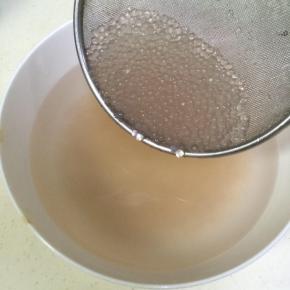 把煮好的西米过凉水1-2次，备用。