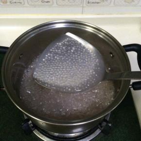 煮到西米中间剩下一点小白点时，就可以停火，盖上锅盖焖5-10分钟。