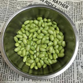 毛豆洗净。