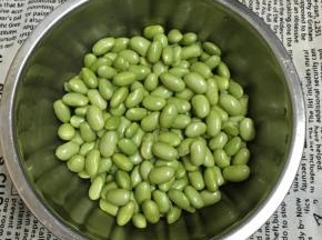 毛豆洗净。