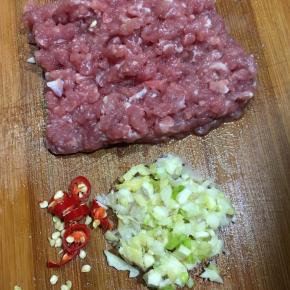 前腿肉剁碎，葱白生姜蒜头切碎，小米椒切圈。