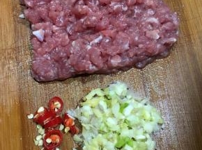 前腿肉剁碎，葱白生姜蒜头切碎，小米椒切圈。