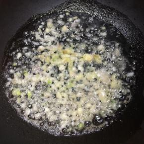 锅中加入油，大火烧热，下入葱姜蒜末煸出香味。