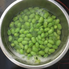 放入锅中煮熟捞出沥干水分备用。