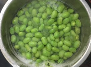 放入锅中煮熟捞出沥干水分备用。