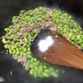 调入盐和鸡精炒匀。