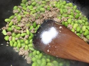 调入盐和鸡精炒匀。