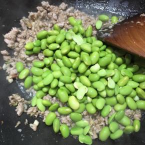 倒入毛豆不停翻炒至水分收干。