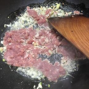 下入肉末炒散。