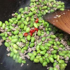 下入小米椒翻炒几下即可关火。