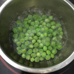 青豆洗净，放入锅中煮熟捞出沥干水分备用。