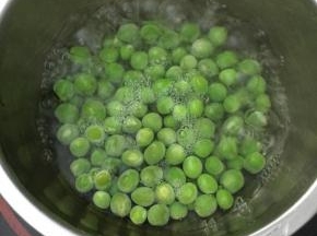 青豆洗净，放入锅中煮熟捞出沥干水分备用。
