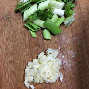 蒜苗洗净切段，蒜头切碎。