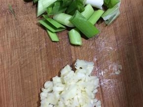 蒜苗洗净切段，蒜头切碎。
