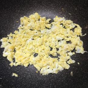 锅中加入少许油，大火加热，打入鸡蛋炒散盛出备用。