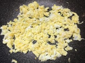 锅中加入少许油，大火加热，打入鸡蛋炒散盛出备用。