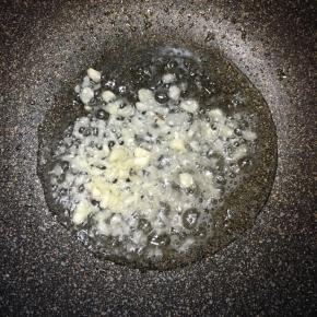 锅中再次加入油，大火烧热，下入蒜末煸出香味。