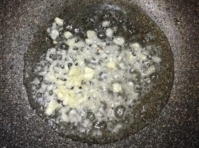 锅中再次加入油，大火烧热，下入蒜末煸出香味。