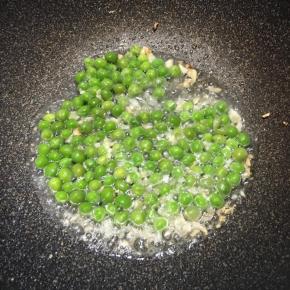 倒入青豆翻炒几下。