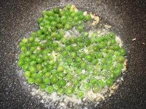 倒入青豆翻炒几下。