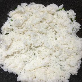 下入事先煮熟打散的米饭。