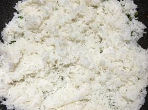 下入事先煮熟打散的米饭。