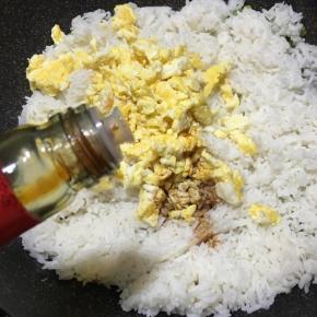 淋入酱油翻炒均匀。