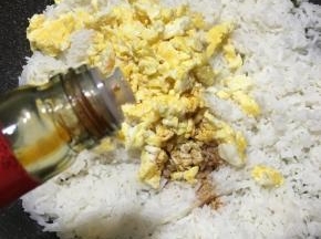 淋入酱油翻炒均匀。