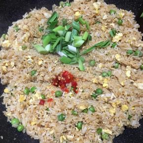 下入蒜苗和剁椒翻炒均匀即可关火。